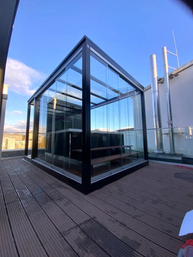 REINHART Spa Gesamtansicht auf dem Penthouse-Dach mit Skyline