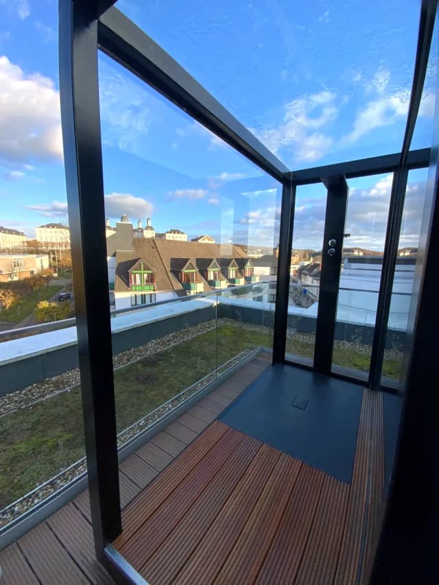 REINHART Spa Innenansicht mit Whirlpool und Glaswänden