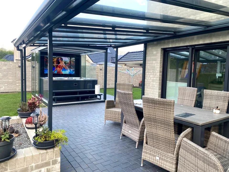 Blick in den beleuchteten REINHART Spa: Whirlpool, Mediawand und LED-Beleuchtung. Projektfoto Wohngarten.