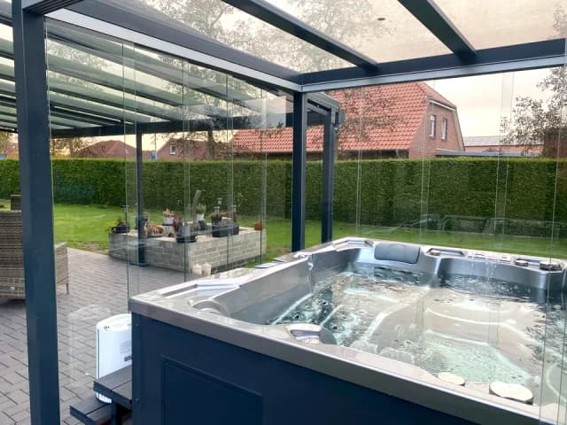 75-Zoll-TV an der Mediawand im REINHART Spa