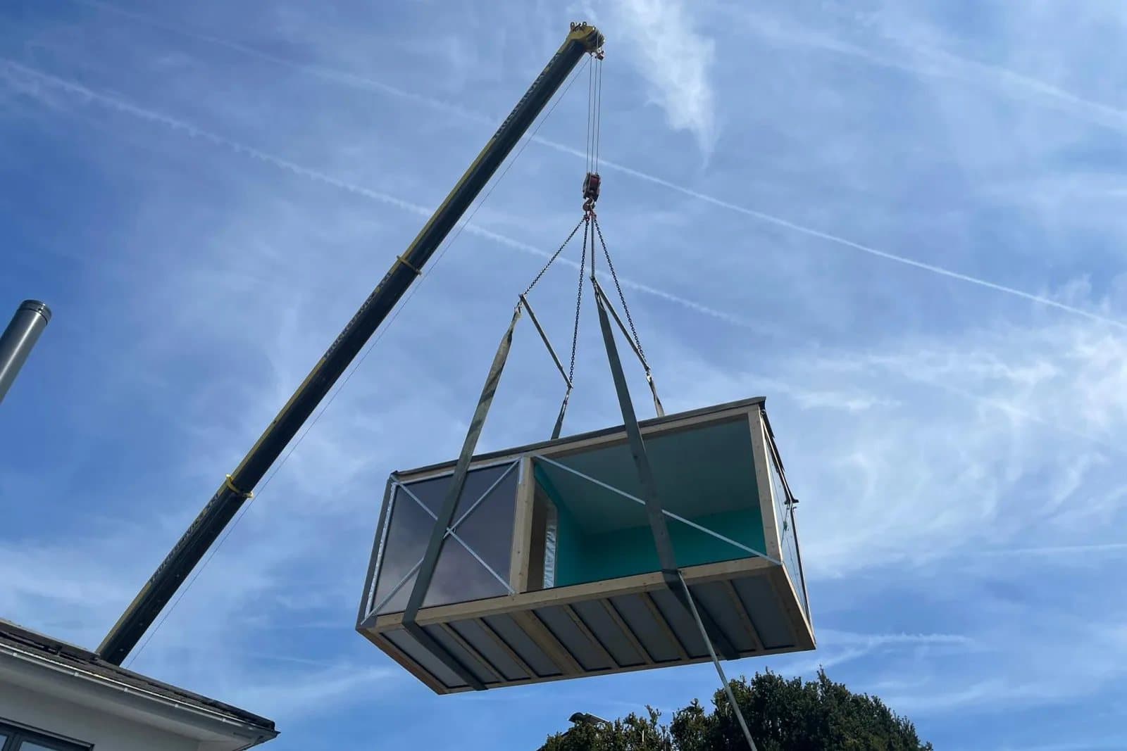 REINHART Cube-Montage per Autokran, der Cube wird auf das Grundstück gesetzt